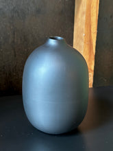 Load image into Gallery viewer, Vase Black Taro Medium