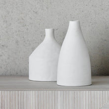 Load image into Gallery viewer, Vase White Aki Small